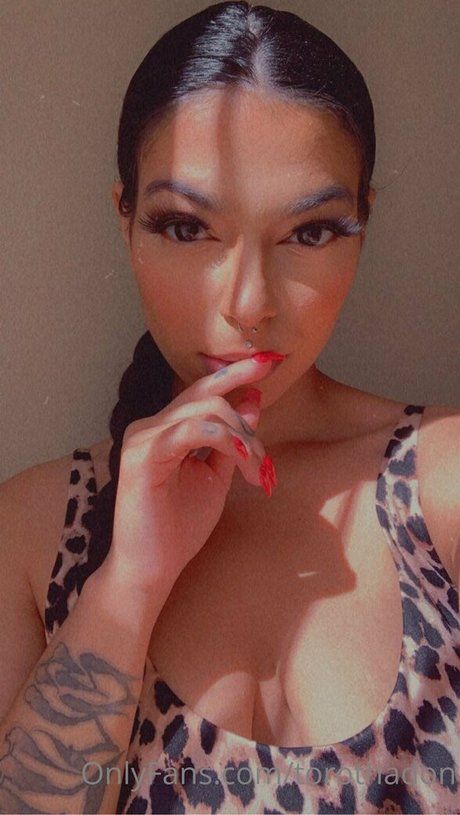 硬い乳首 オンリーファンズ 裸 写真