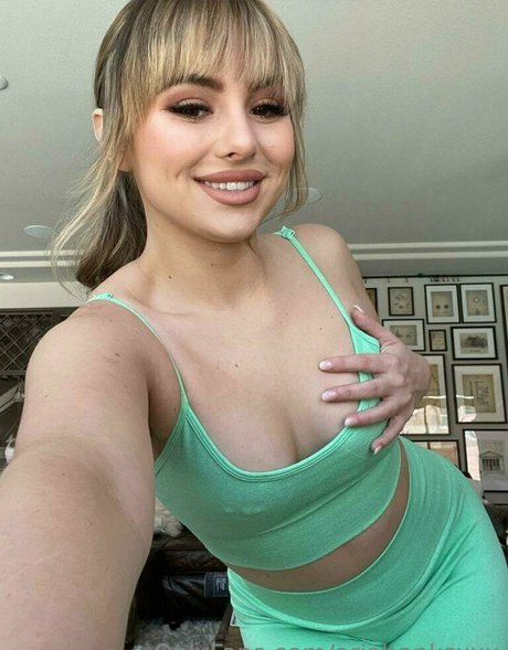 金髪巨乳オンリーファンズ ホット 画像