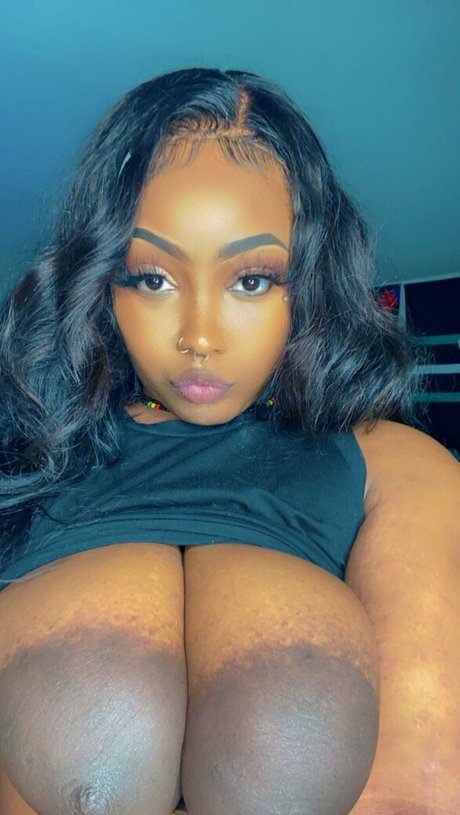 セクシーなブルネットのオンリーファンズ セクシーヌード 写真