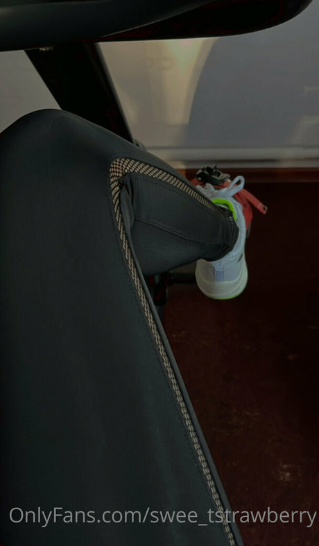 白いランジェリーオンリーファンズ セクシーヌード 写真