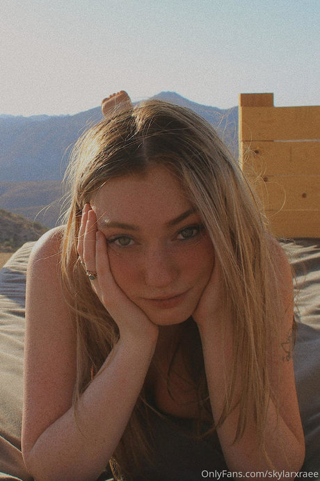 曲線美のクーガーオンリーファンズ ヌード 写真