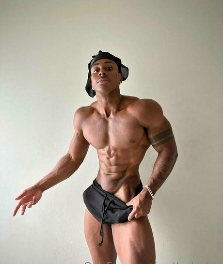 prettyskinboi セクシー女優 写真