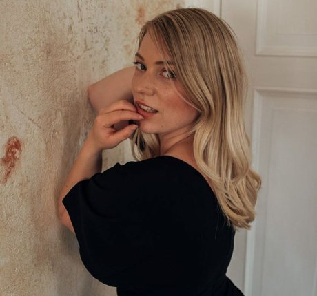 若い黒人女性オンリーファンズ セクシー 写真