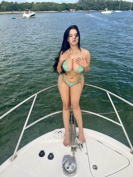 茶色の目のキティオンリーファンズ ホット 写真