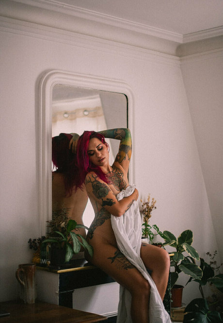 若い黒人女性オンリーファンズ ホットヌード 写真