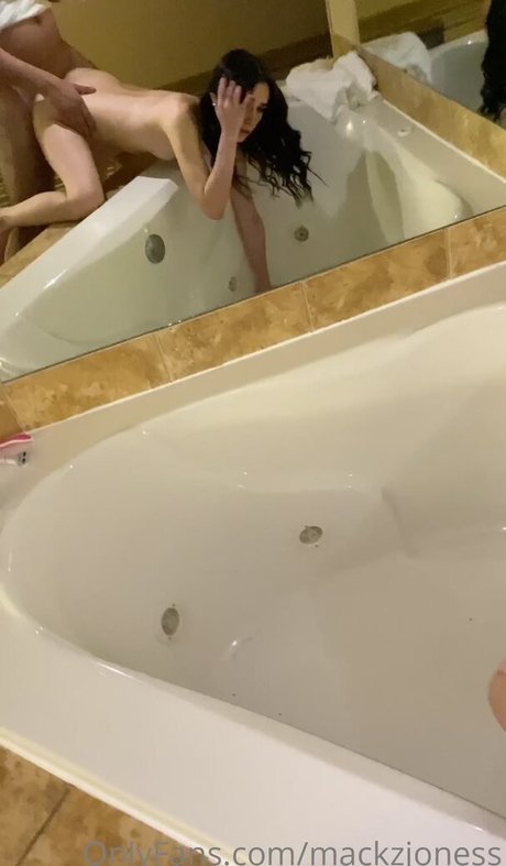 ブラックマジックオンリーファンズ ホット裸 写真