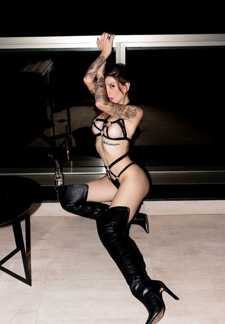 Mistress TT S 独占スター 写真
