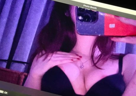 Desiluted ポルノスター アダルト ギャラリー