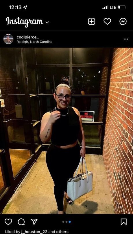 小さいペニスのオンリーファンズ ポルノグラフィック 写真