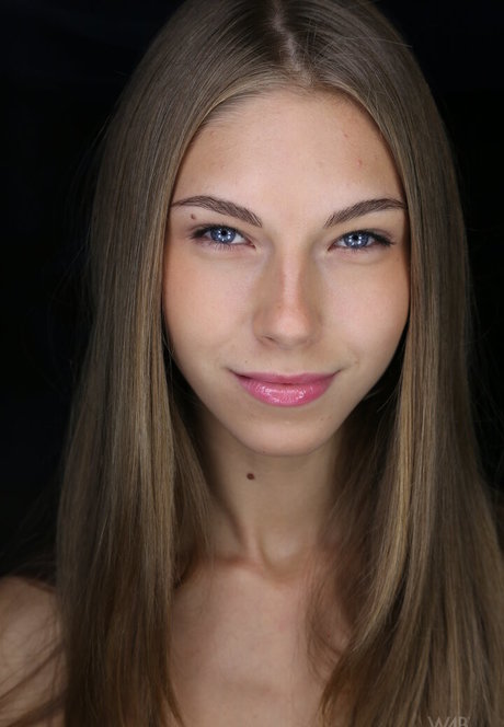 巻き毛のティーンズオンリーファンズ ポルノグラフィック 写真