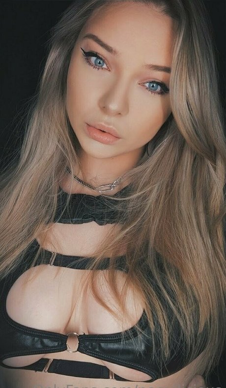 黒のランジェリーオンリーファンズ セクシーヌード 画像