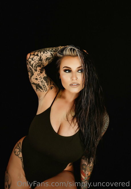 SimplyUncovered ポルノモデル 画像