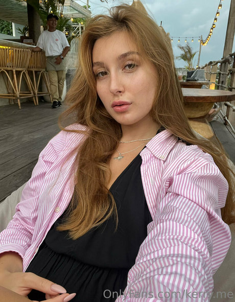 タイのレディーボーイオンリーファンズ アート裸 ギャラリー