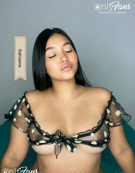 曲線美のラテン系オンリーファンズ ヌード 写真
