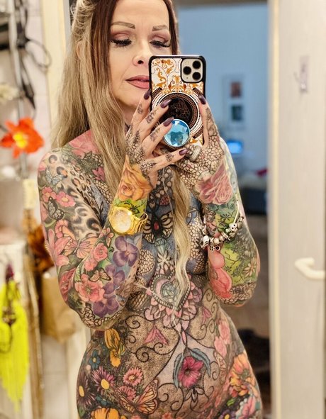 アジアンベイビーオンリーファンズ 美しい裸 写真