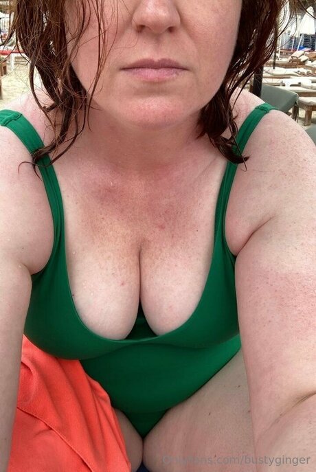 BustyGinger ポルノスター 写真