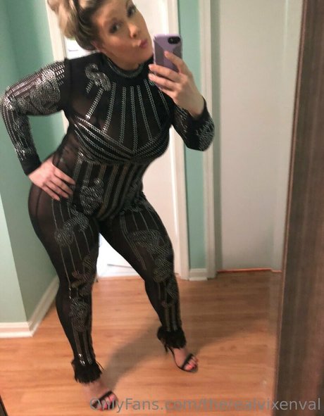 therealvixenval かわいいポルノスター 写真