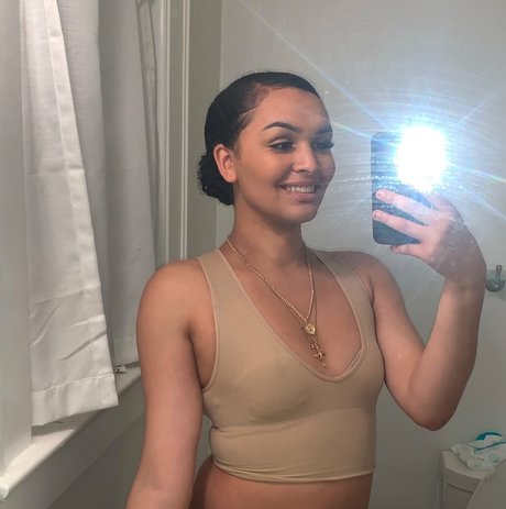 tsyazmin ヌードのポルノスター ギャラリー