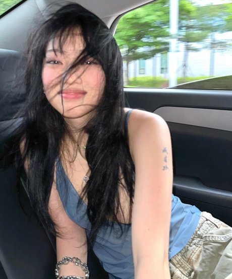 Yujin ホットなポルノスター 画像