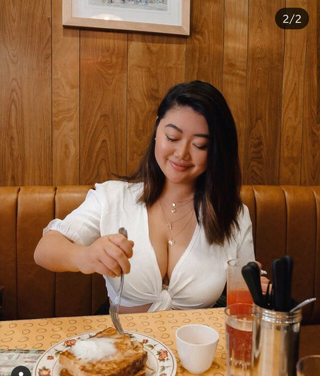 痩せたブルネットのオンリーファンズ ポルノ 画像