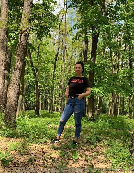 毛深い茂みオンリーファンズ セックス 写真