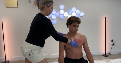 Mondragon Chiropractic セックススター 写真