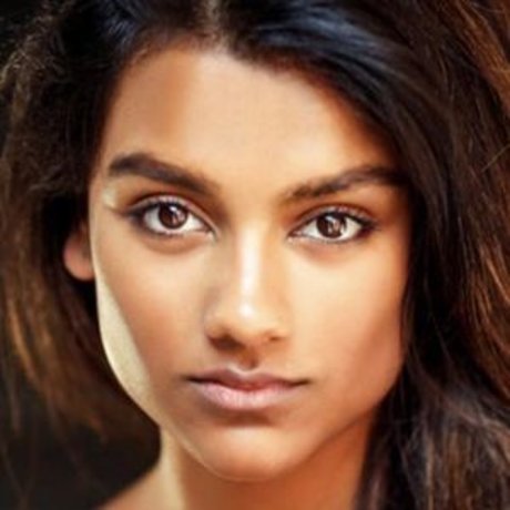 Simone Ashley かわいいスター 写真