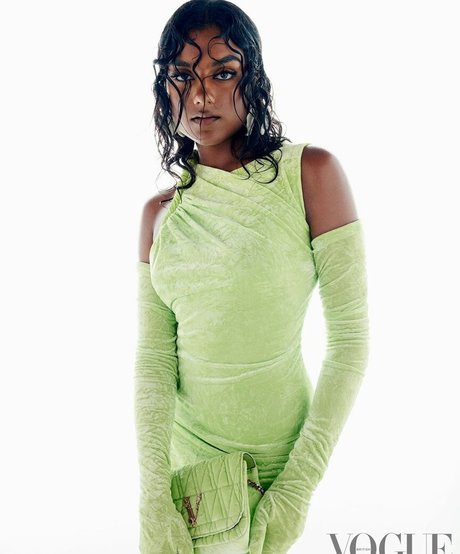 Simone Ashley 無料のポルノスター ギャラリー