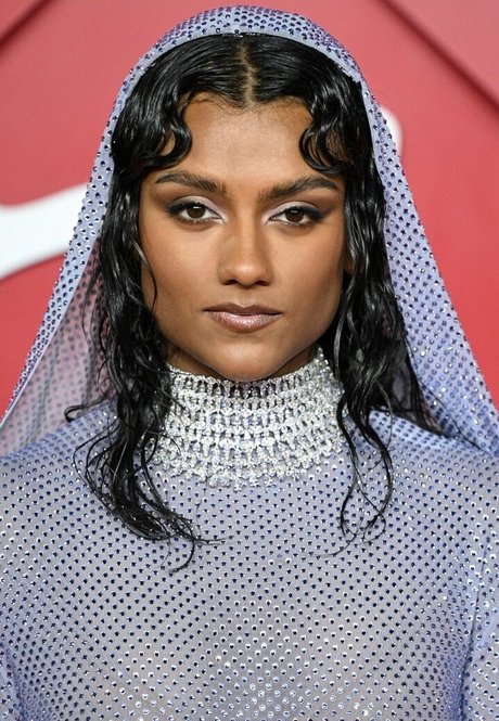 Simone Ashley ホットなモデル 写真