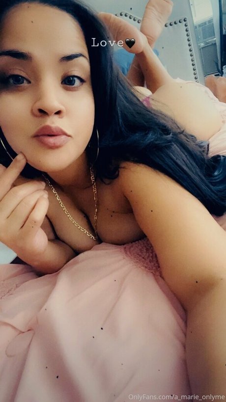 a marie onlyme ヌードスター 写真