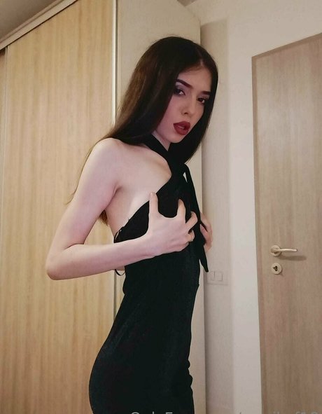 小人ヌードオンリーファンズ ヌード 写真