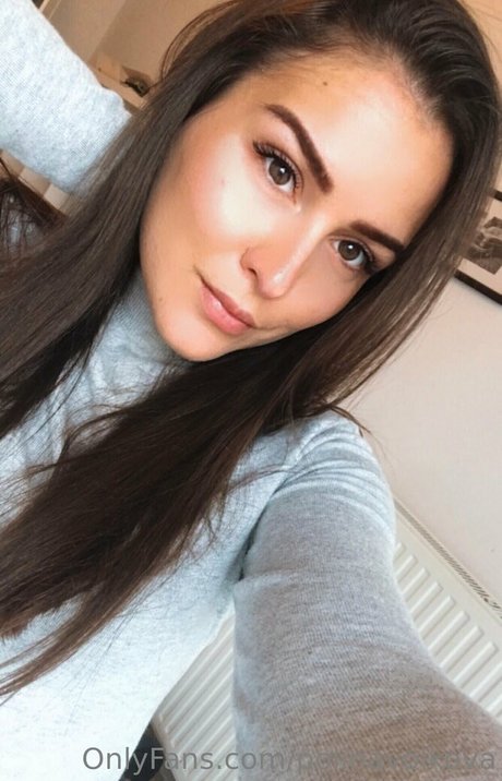 polinavolkova アート女優 ギャラリー