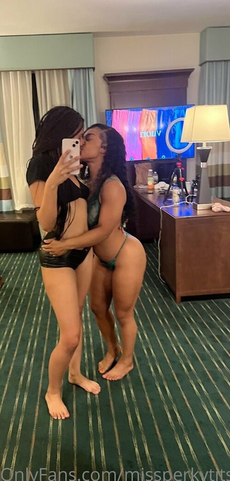 裸のシャワー オンリーファンズ アート裸 画像