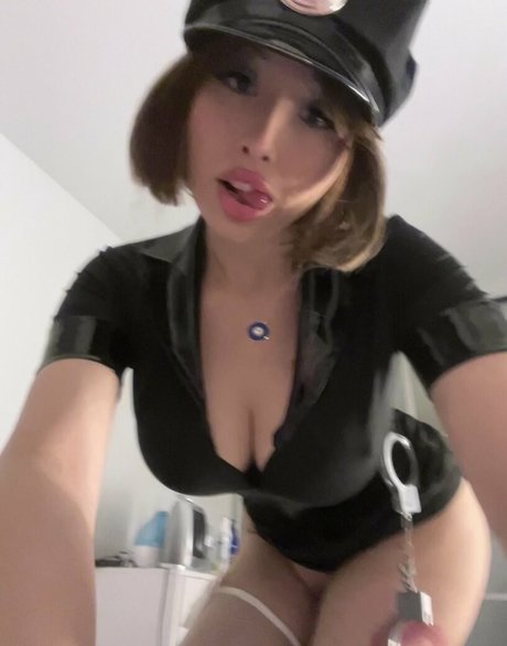 曲線美のラテン系オンリーファンズ 無料ヌード 写真