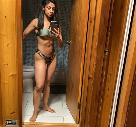 Skinnyroti セクシーモデル 画像