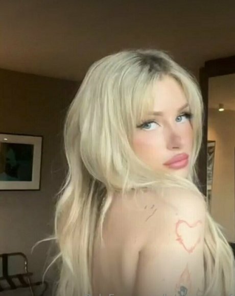 lottiemossof セクシーモデル 画像