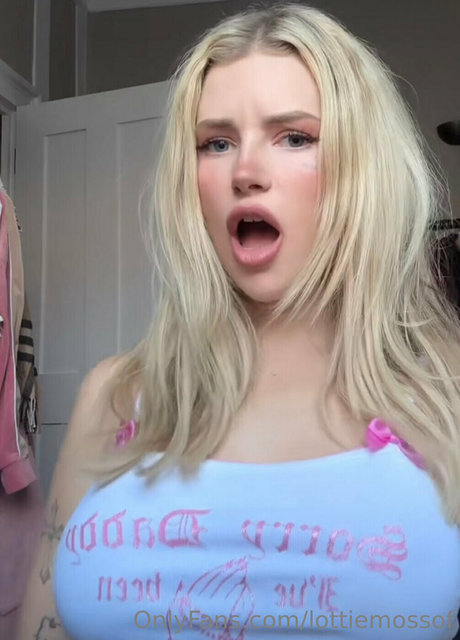 lottiemossof ポルノモデル 画像