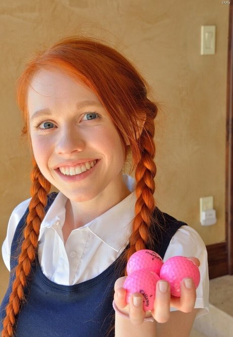 Dolly Little 高品質のスター 写真