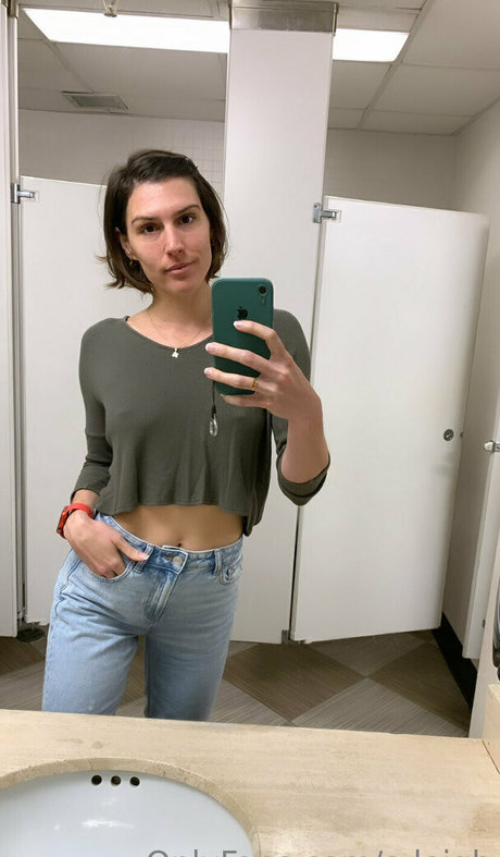 アジアンシスターオンリーファンズ セクシー裸 写真