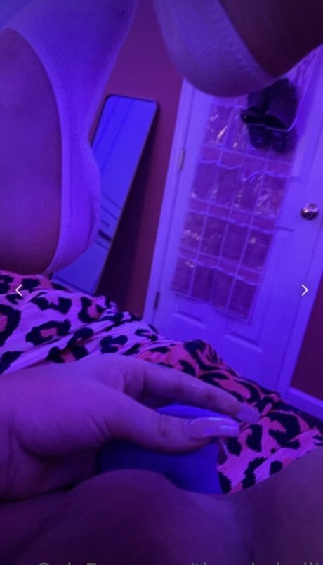 垂れ乳オンリーファンズ セックス 写真