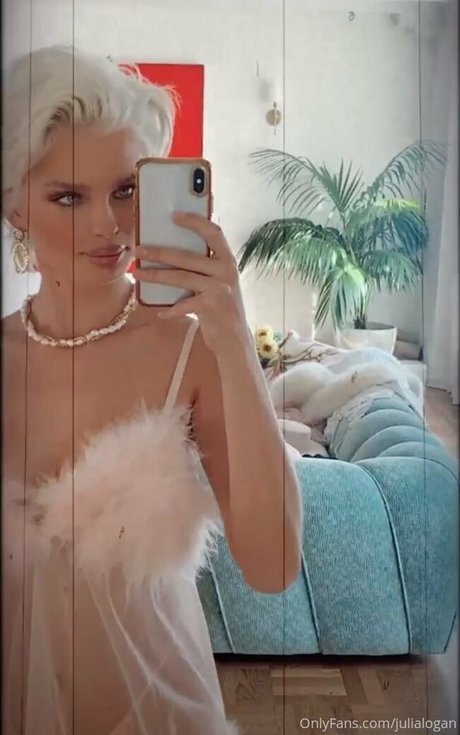 julialogan アート女優 画像