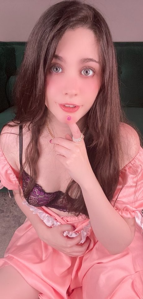Adina luna かわいいポルノスター 写真