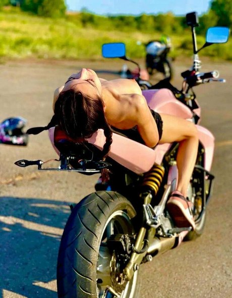 kate latex ヌード女優 写真