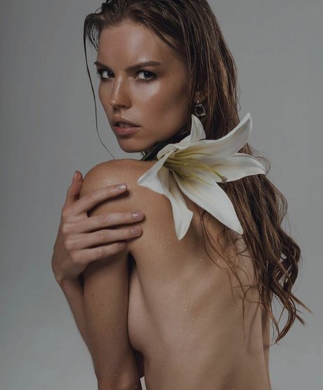 Anastasia Ditmar アート女優 写真