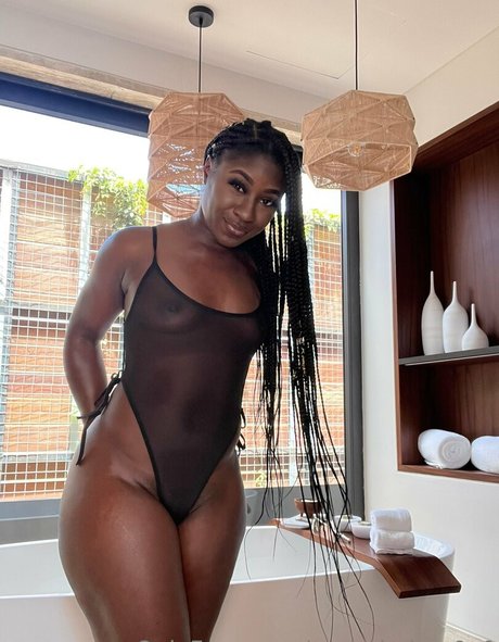 おっぱいオンリーファンズ アートポルノ 画像