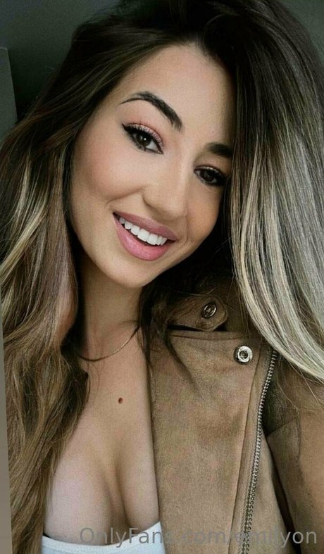 emilyon エロティック女優 画像