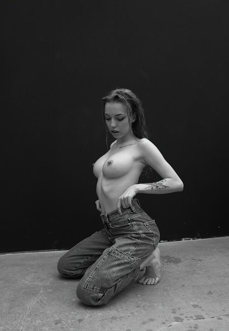 足を舐めるオンリーファンズ ヌード 写真