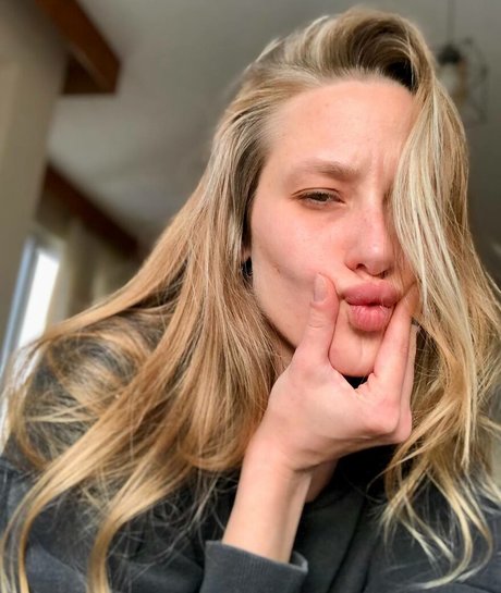 Dina Lewd 裸モデル 写真