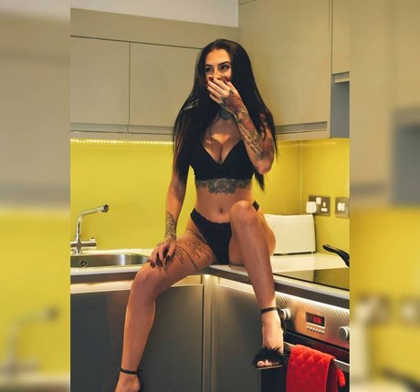 Hollie Stafford ヌードモデル 画像