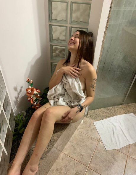 Karoliveira 女優 写真